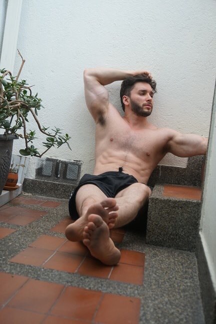 latinfeetasscock:  Dirt.