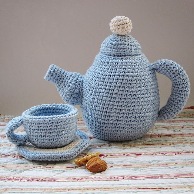 <p><a href="https://ericacrochets.tumblr.com/post/190863993344/tea-set-by-amour-fou-free-crochet-pattern-here" class="tumblr_blog">ericacrochets</a>:</p>

<blockquote><p><b>Tea Set by Amour Fou</b></p><p><a href="http://blog-amourfou-crochetenglish.blogspot.com/search/label/Tea%20Set">Free Crochet Pattern Here</a></p></blockquote>