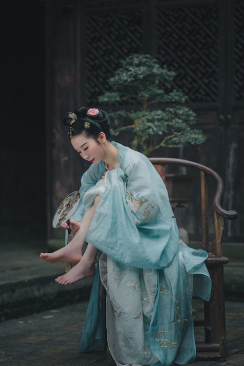 ziseviolet:浮生辞再逢春 诗酒惟对流云 续佚文 翰墨却为只字困 灼灼新桃 不识旧人 已无寻 一俱焚Traditional Chinese Hanfu photography via 尹点点.