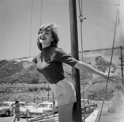  Elaine Stewart at the Thalians Beach Ball in Malibu, 1956 | Earl Leaf