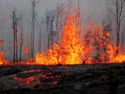 20aliens:  Lava fissure spattering between Kilauea volcano’s Puu Oo and Napau craters at Hawaii Volcanoes National Park on March 6
