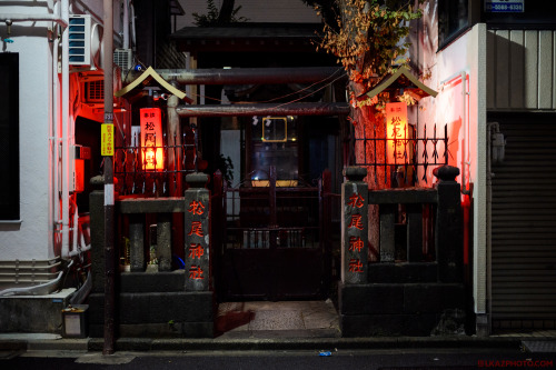 tokyostreetphoto:Dark Shrine, Kanda 神田