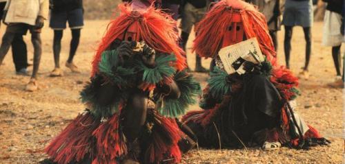 thefemaletyrant:akilivumbi:Dogon masked dancers mimicking Western photographers and ethnologist  Mic