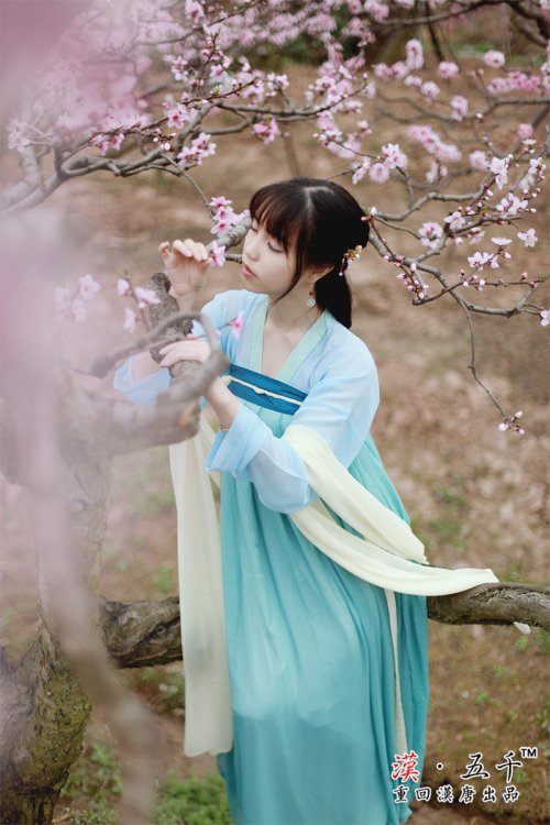 fouryearsofshades: Model 麻豆：@浅猪家的七七Photographer 摄影：@影子的白日梦 重回汉唐 5hanfu.taobao.com/ Traditiona