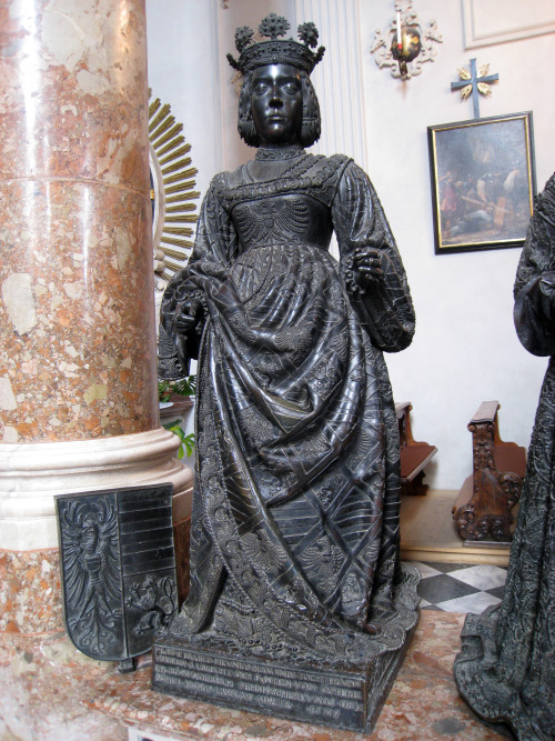 Innsbruck statues 1520s-30;Archduchess Margaret of Austria, 1522 and Bianca Maria Sforza, Holy Roman