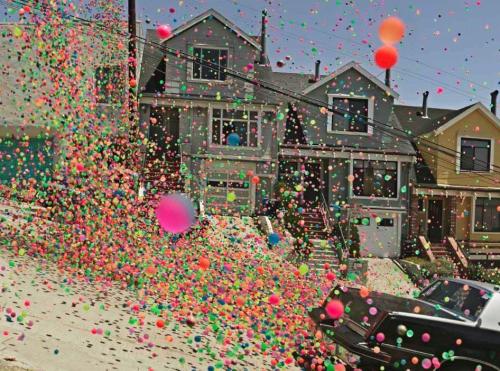 just-a-boring-url: ohsnapitsjuzdin: 250,000 bouncy balls down San Francisco streets. The Chaos. Love