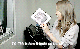 soonqus:taeyeon showing off her new album~ 