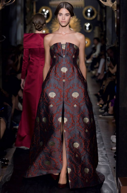 ydnewstyle:Valentino Haute Couture FW2013 - This strapless dress, perfects the red spring collection