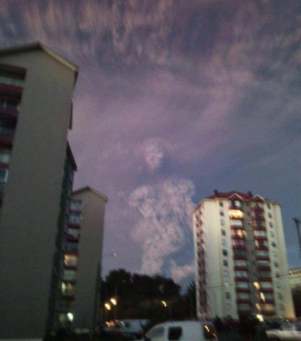 chucrutypilsen:Gray Giants formed in the shade of the ashes of the erupting Calbuco