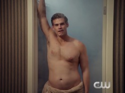 fattdudess:Paul Welsh from Crazy Ex-Girlfriend. Cute belly and nice chest!