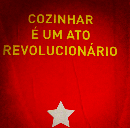 crislisboa:  Coloque pra ferver três litros de leite com o suco de um limão e paus de canela. Quan