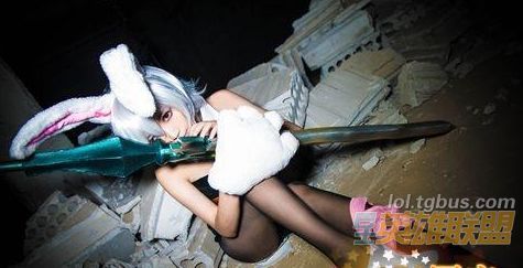 league-of-legends-sexy-girls:  Riven Cosplay
