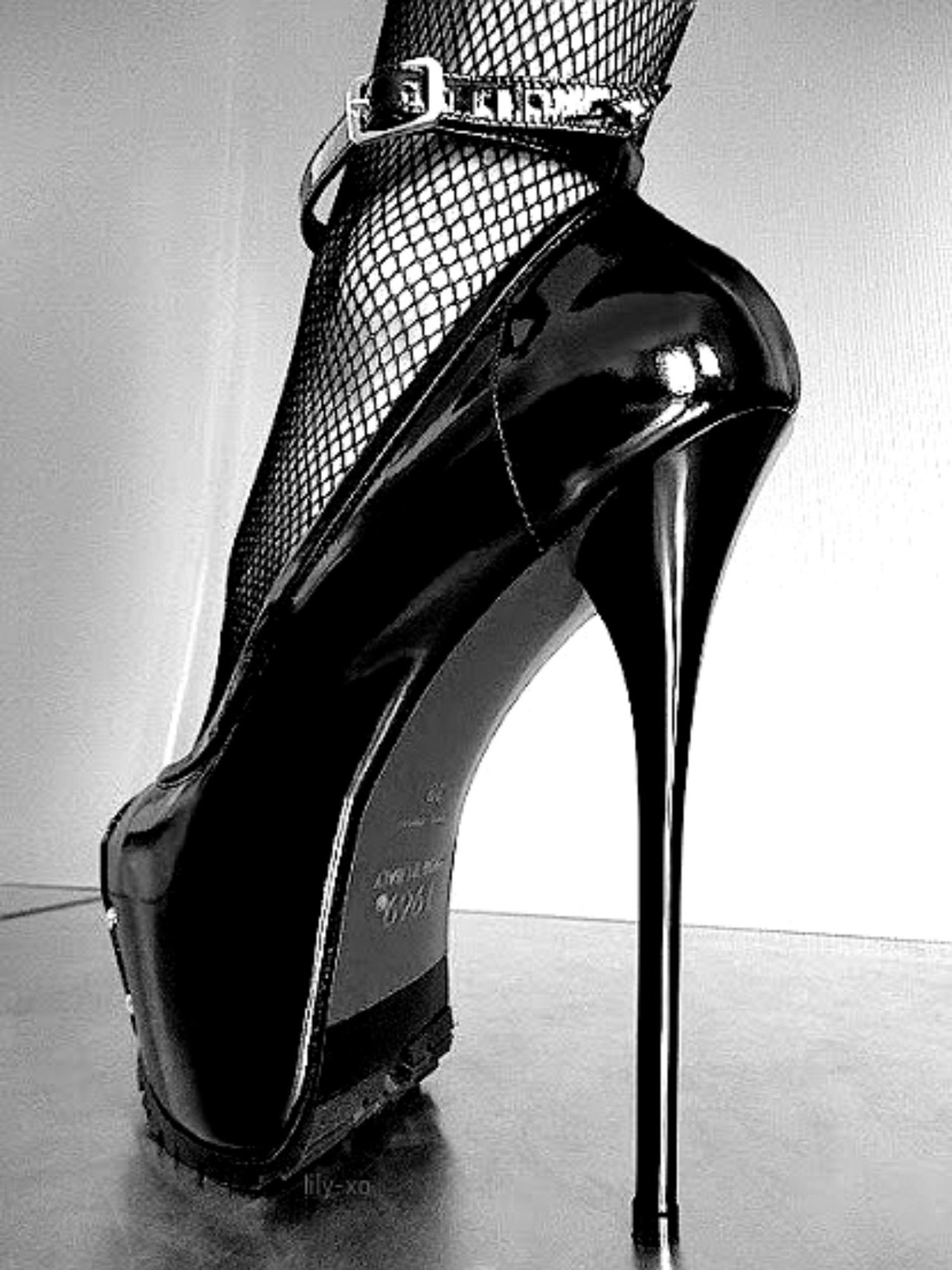 julieluvcock:  Wow I need a pair of these heels 