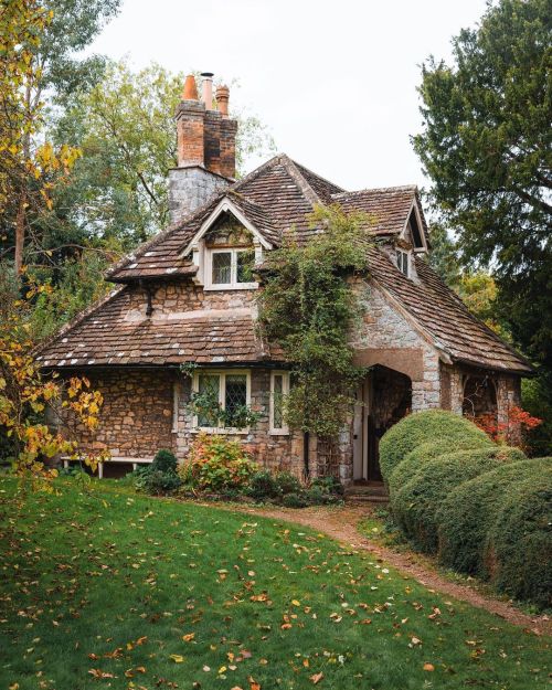 littleleafofautumn:wild-cabins:James Lloyd Coledream home