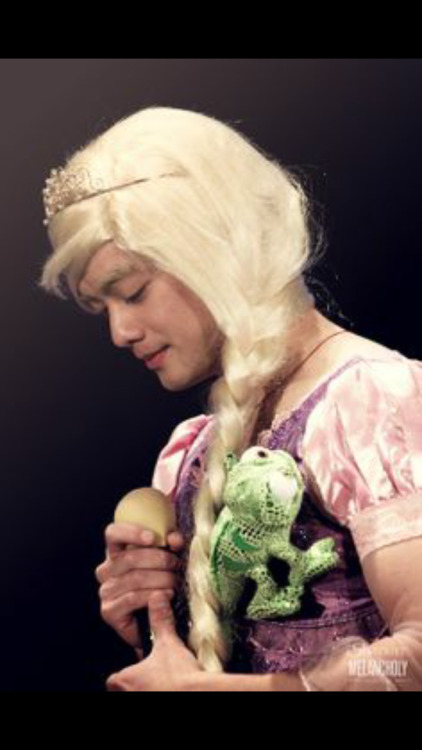 dollopofaeriedust:In case you haven’t seen Osric Chau cosplaying as Princess Bubblegum, Rapunz