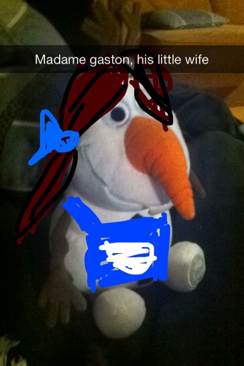disneyismyescape:  olaf likes 2 play dress up and i like to pretend i can art  