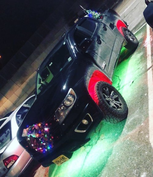 I’m not too big on underbody light kits but this truck looked amazing #Christmas #winter #cars #cust