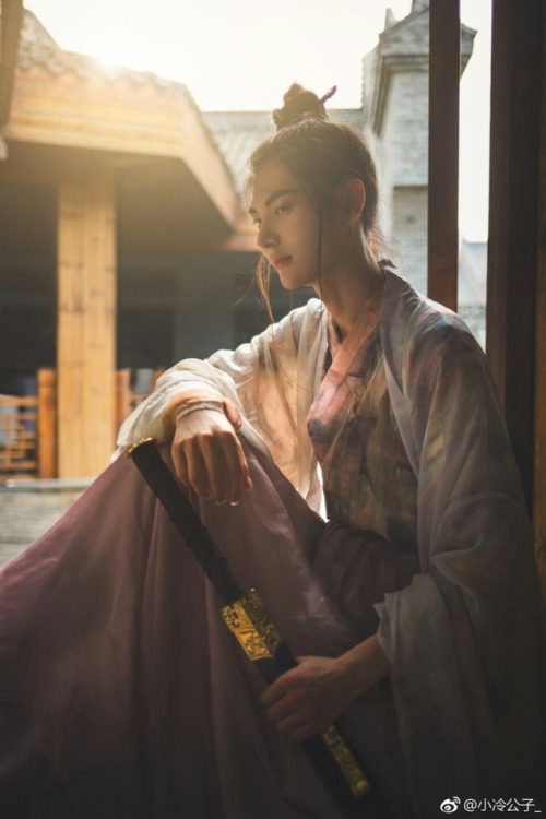 ziseviolet:yansanniang:Shot by @绘心_Aries ​​​​ Featuring @小冷公子_Traditional Chinese Hanfu.