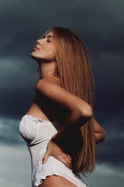 sexydays:  miamivibe:  long hair / photographer  100%