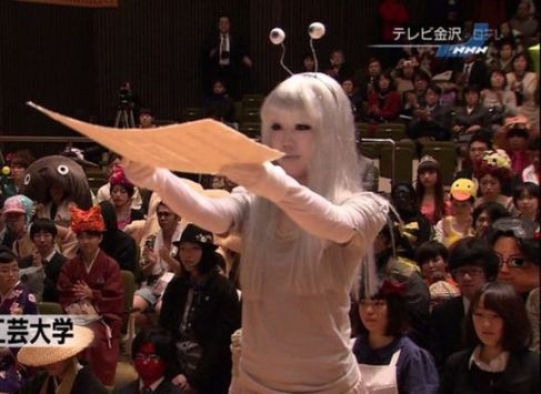 jaidefinichon:  Ceremonia de graduación en Japón se convierte en una fiesta cosplay