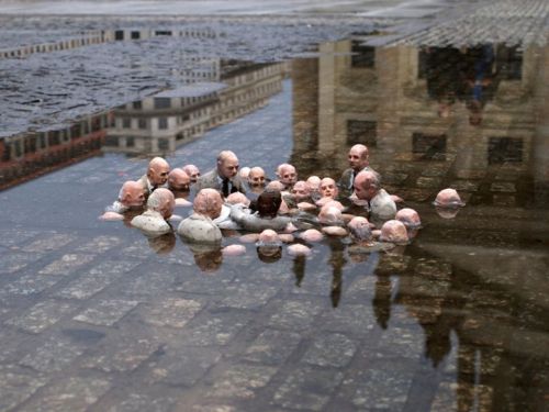 Escultura da Isaac Cordall en Berlín titulada Políticos discutiendo sobre el cambio climático