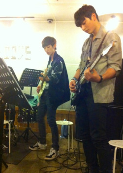 mooooosa:  Jinyoung and Jinwoon practicing