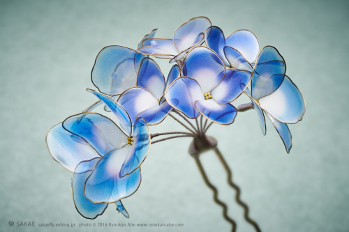 asylum-art:  Sakae: creates Exquisite Japanese Floral  Hairpins  on Facebook, Flickr These transparent ornament hairpins, which Sakae makes, have a beauty that catches your breath. Sakae started to make Kanzashi (Japanese Hair Pins) about 7 years ago. 