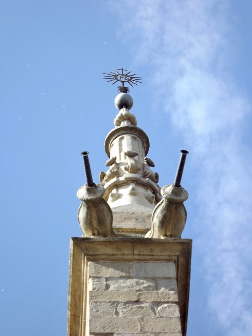 Pináculo cubierto con una cruz y trombas marinas, catedral, Logroño, La Rioja, 2012.