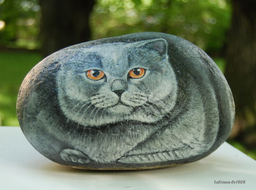 Elena Gromyko "Кото-камушки”(via tatiana-lv)Give me these painted stone cats now.  Especially t