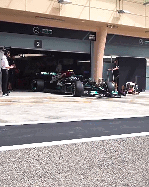 electric-arc:W12 hits the track for its first laps | Bahrain Testing Day 1