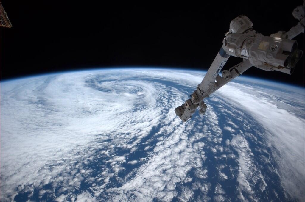 space-pics:  Enormous system west of Washington over the Pacific Ocean from Reid