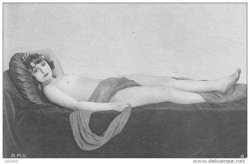 greatgdean:  Vintage nude source delcampe.net 