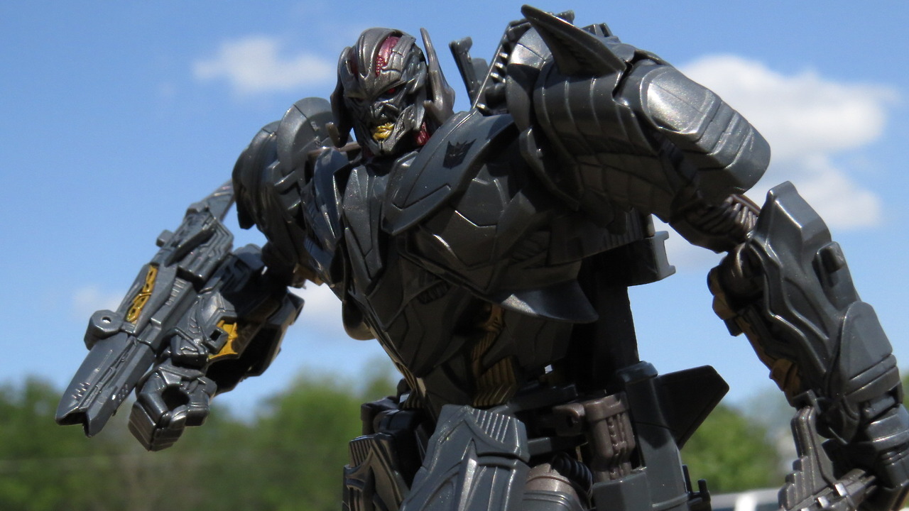 doubledealer93: Megatron outside