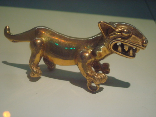 Feline-shaped gold pendant with rings under its forepaws, of the Pre-Columbian Diquis culture, prese