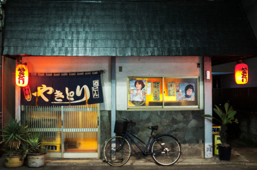 the-colors-of-tokyo: Quiet Night at the Yakitori Shop Small Town Tokyo: Okusawa.