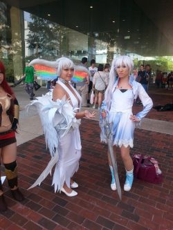 slbtumblng:  Saw this lady as I left Otakon this weekend. The wig had LED’s in them XD  Is to guide me and free me from all this darkness ♥   best white haired ladies~ ;9