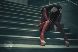 Latexfotoblog:  Night, Moscow, Red Latex Girl  #Latex