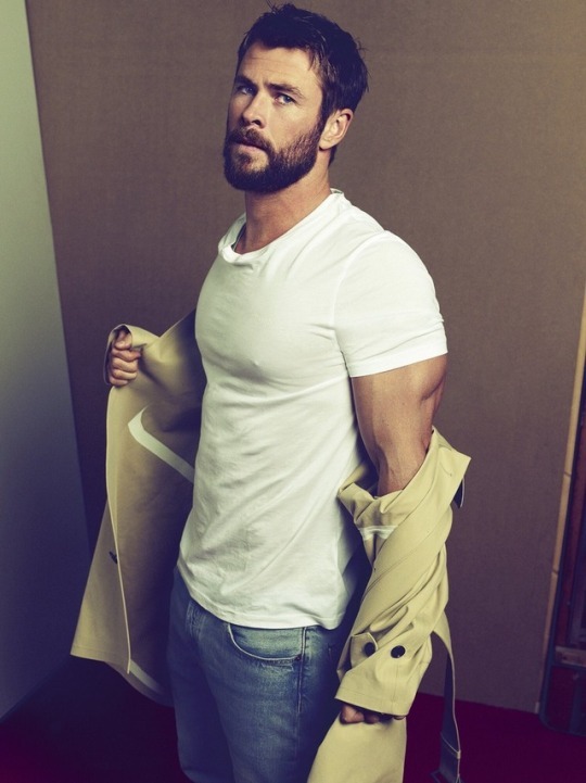 itscelebrixxxtiez:  Chris Hemsworth Peep More naked celebrities at http://itscelebrixxxtiez.com