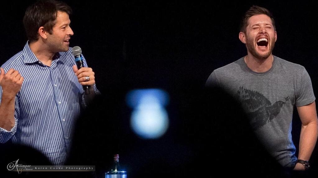 heartdoc112:  JENSEN WIPES HIS MOUTH WITH HIS SHIRT AND THEN REALIZES HE JUST FLASHED