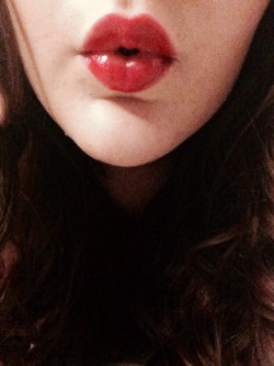 quirkydorkynation:  Pshhhh no I’m not becoming obsessed with lipstick.. What are you talking about… My lips make a wittle heart :3  Very kissable.