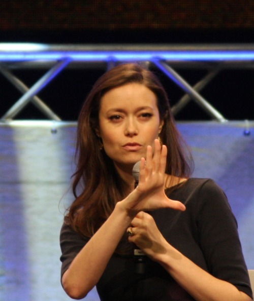 summerglaucom:  Awesome moments from Comikaze with Summer Glau.See more images of Summer at Comikaze Expo 2015 at http://photos.summer-glau.com/index.php?cat=135