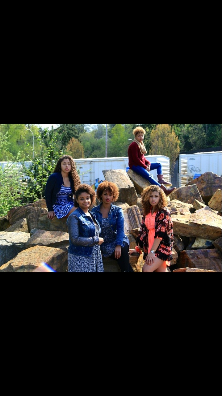 kahlil-themulattoassassin:  jaysaj97:  Black girls rock , natural hair 😍😍 cousins