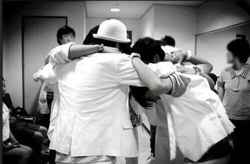 shineeshadow: Shinee OT5 Hugs Happy Valentine’s Day everyone! ❤️