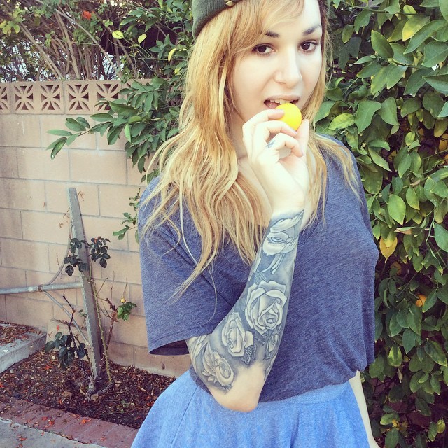 misfitsinspace:  I picked this lemon off my lemon tree 😊😍