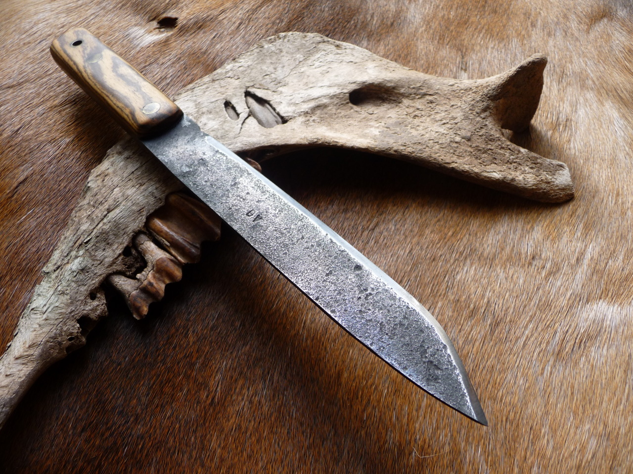 ru-titley-knives:  This large blade was forged by Alex over at alphabushcraft.co.uk 