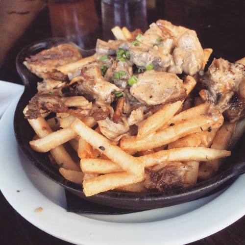 Putine fries = heaven. #food #foodporn #nom #sogood #먹스타그램 #데일리 (at 25 Degrees Huntington Beach)