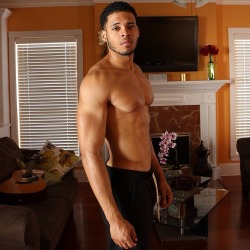 dcnupe:  theattractiveboys:  Deric Augustine  👏👏👏