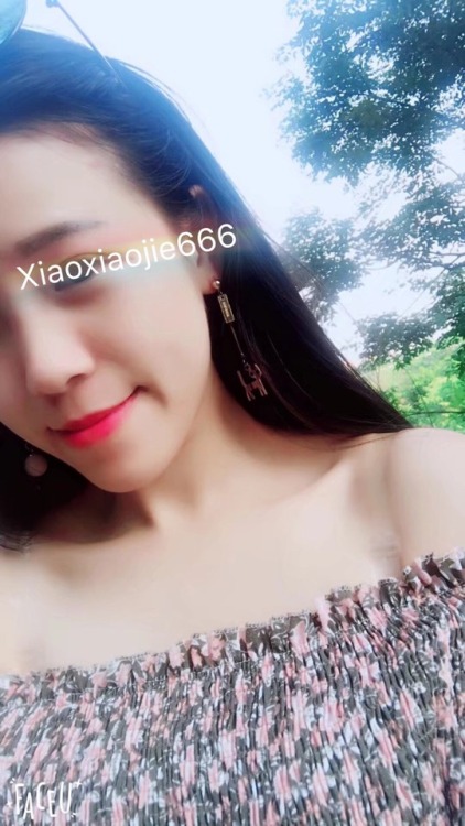 xingtongmolu: 感谢投稿： 小晓婕第一次帮粉丝定制举牌照，很激动，有粉嫩的掰逼照，也是第一次掰开自己的屁股，才发现洞洞那么小，小婕还是个小清新，没玩过太激的体位，另外声明一下，小婕的汤改了