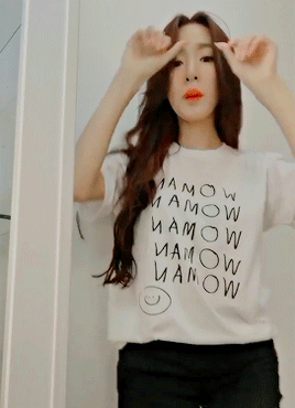 gingerfany:    tiffany young showing off her new merch + (you can buy it here)  
