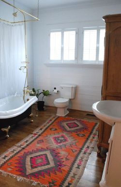 callmehats:bohemianhomes:  Nice rug  Bathroom